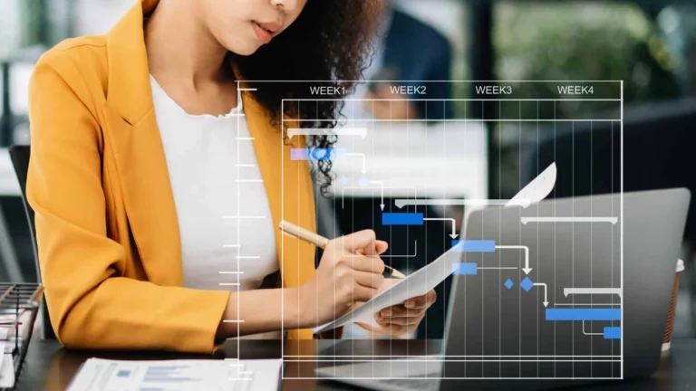 Responsable de communication travaillant sur son plan média