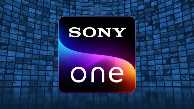 Logo Sony One affiché sur un mur d'écrans incurvés créant une expérience immersive.
