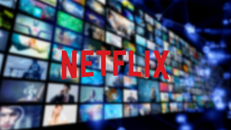 Un grand écran affichant de nombreuses options de streaming avec le logo Netflix bien en évidence au centre