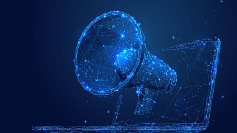 Mégaphone numérique sortant d'un ordinateur portable, entouré de lignes de réseau bleues lumineuses, illustrant l'amplification des données et l'impact du marketing mix modeling sur la performance marketing